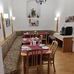 Gaestehaus Einzinger לינה וארוחת בוקר