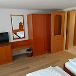 לינה וארוחת בוקר Gaestehaus Einzinger