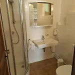 לינה וארוחת בוקר Gaestehaus Einzinger