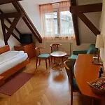 לינה וארוחת בוקר Gaestehaus Einzinger 3*
